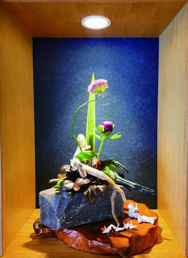 本小松石の花器に活けた作品